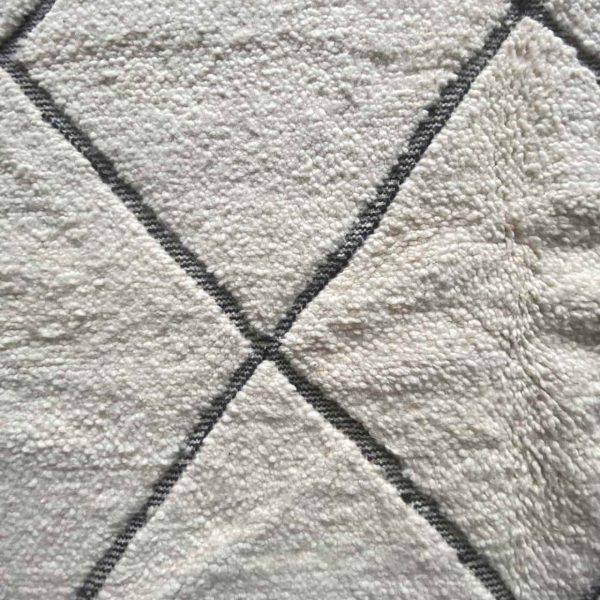 lozenges wool rug in details